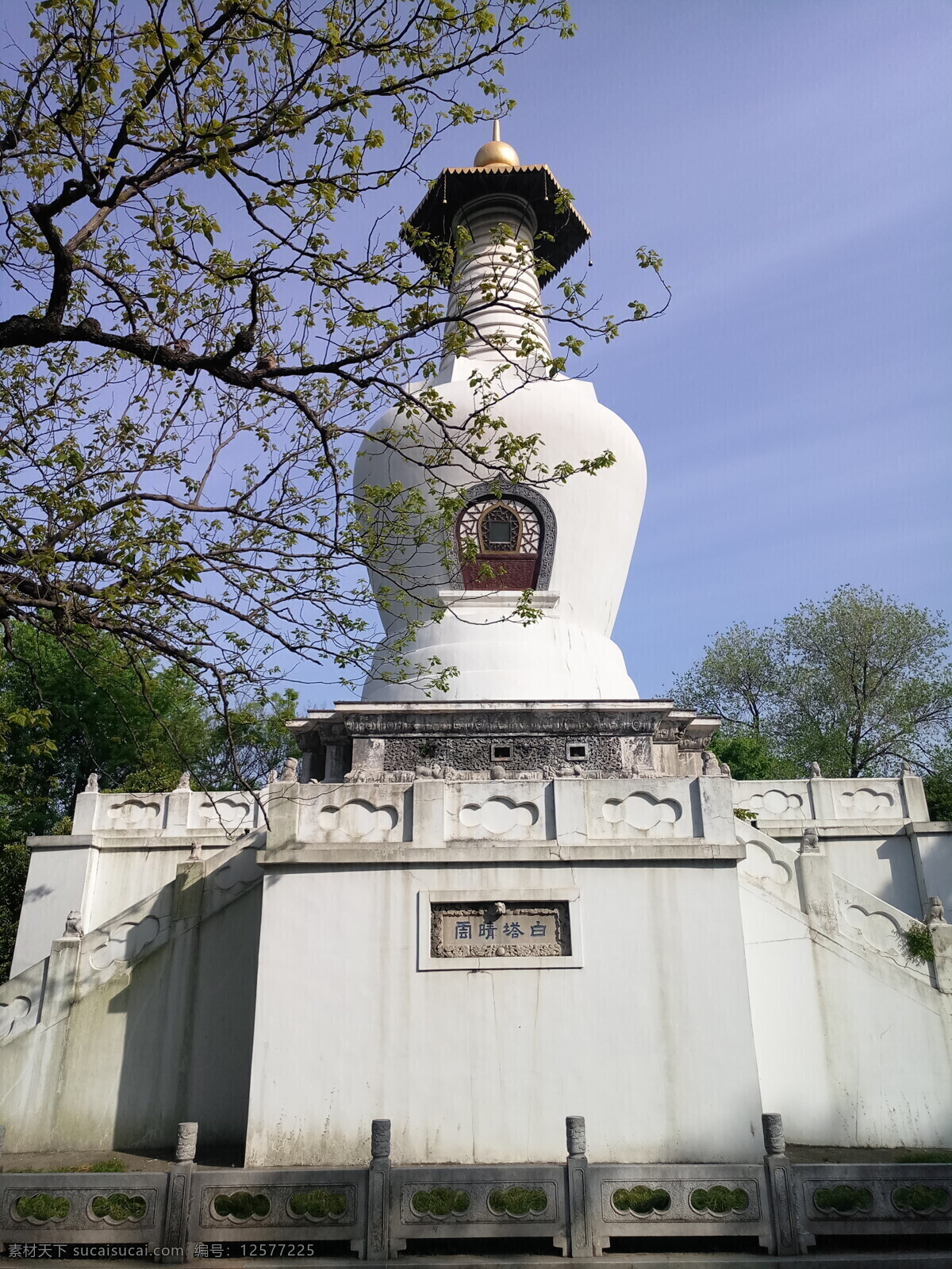 A scenic view of Yangzhou Lianhuaqiao He Baita