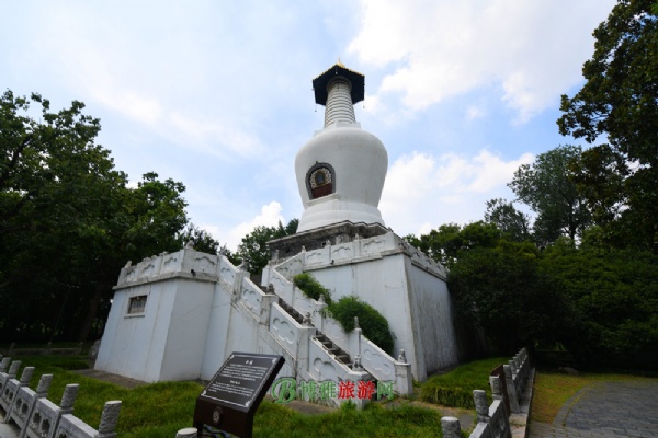 A scenic view of Yangzhou Lianhuaqiao He Baita