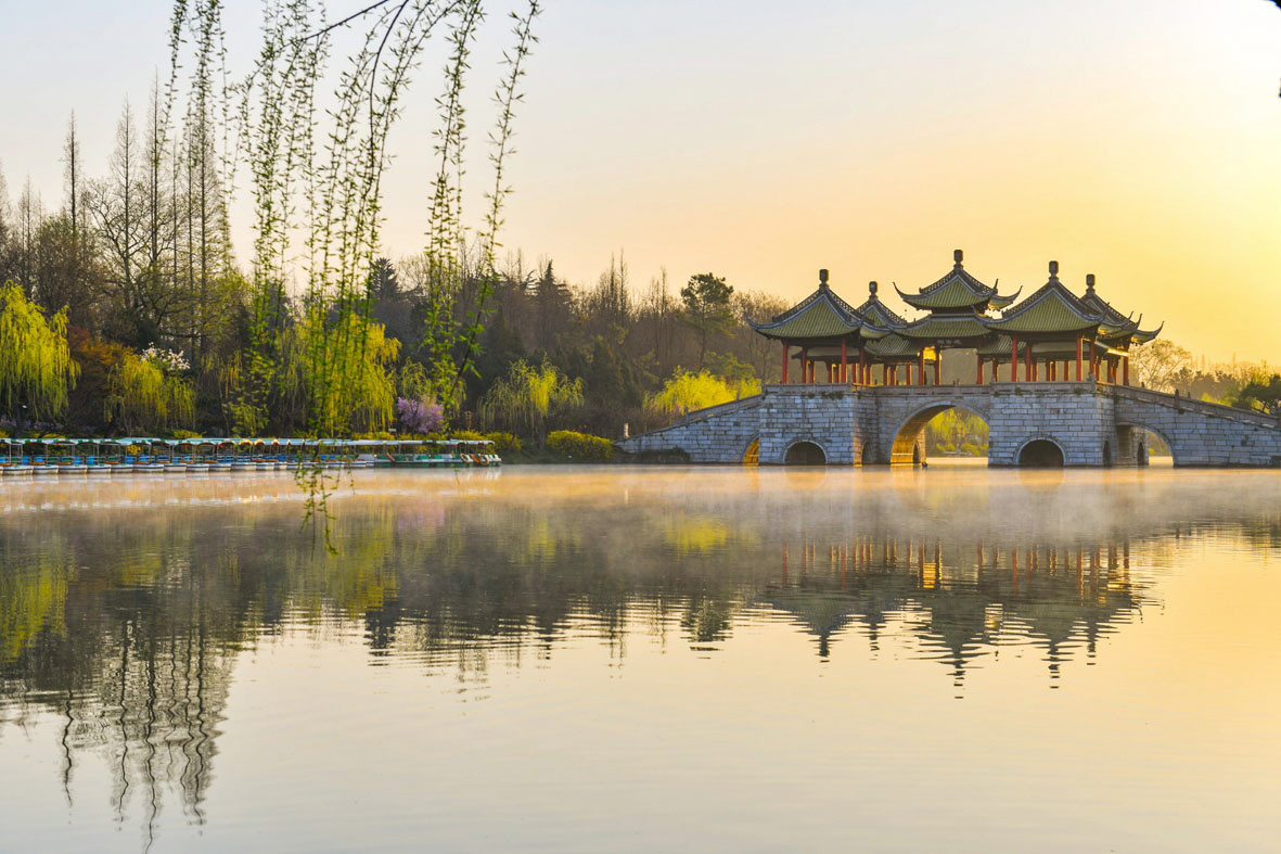 A scenic view of Yangzhou Lianhuaqiao He Baita