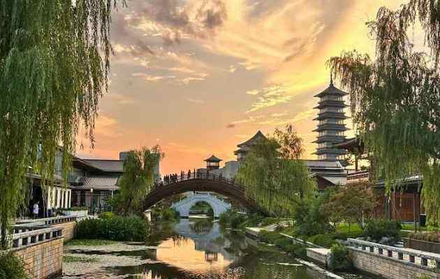 A scenic view of Yangzhou Lianhuaqiao He Baita