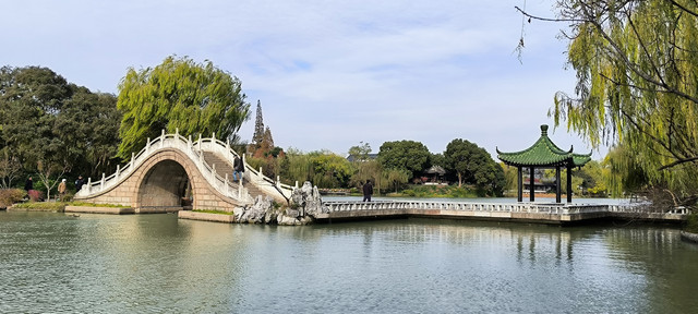 A scenic view of Yangzhou Lianhuaqiao He Baita