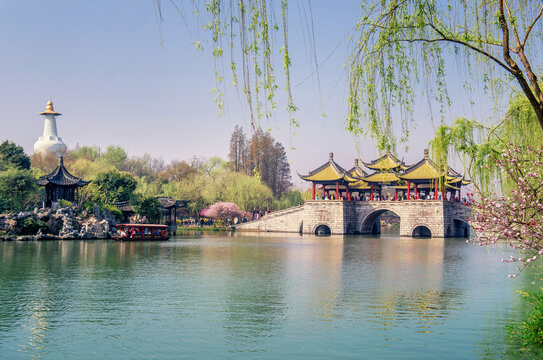 A scenic view of Yangzhou Lianhuaqiao He Baita