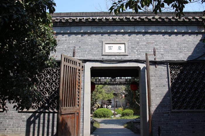 A scenic view of Yangzhou Lushi Yanshang Zhuzhai