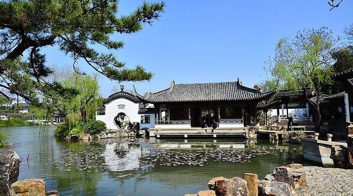 A scenic view of Yangzhou Lushi Yanshang Zhuzhai
