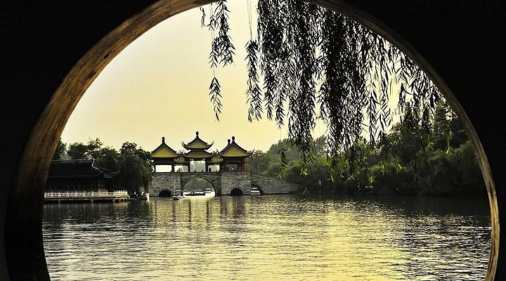 A scenic view of Yangzhou Lushi Yanshang Zhuzhai