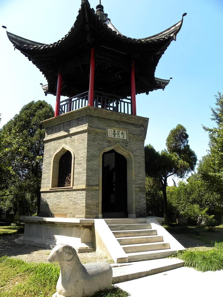 A scenic view of Yangzhou Puhading Mu
