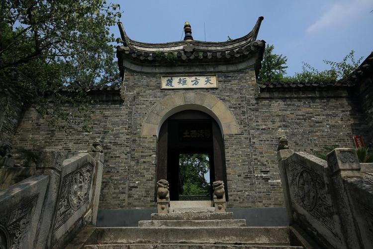 A scenic view of Yangzhou Puhading Mu