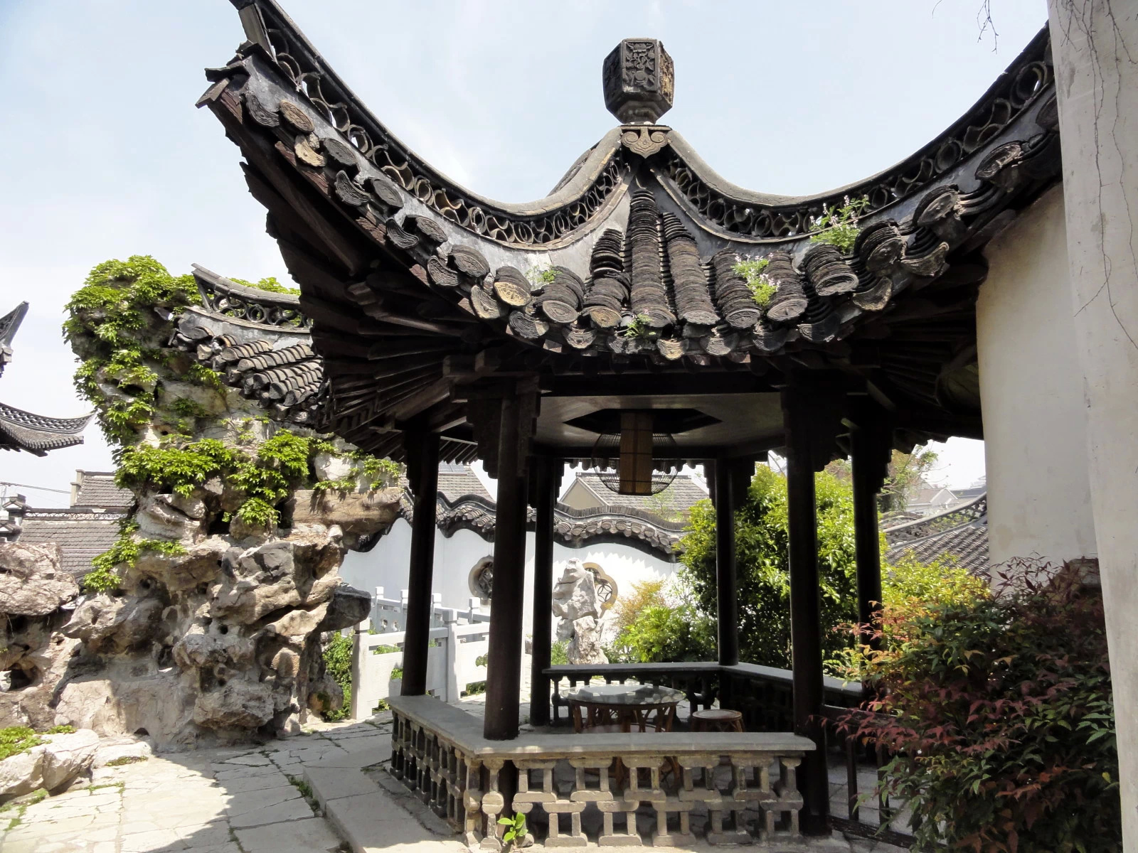 A scenic view of Yangzhou Xiaopangu