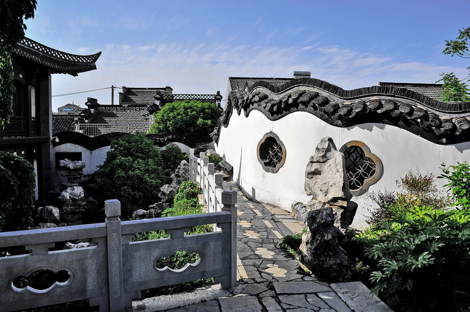A scenic view of Yangzhou Xiaopangu