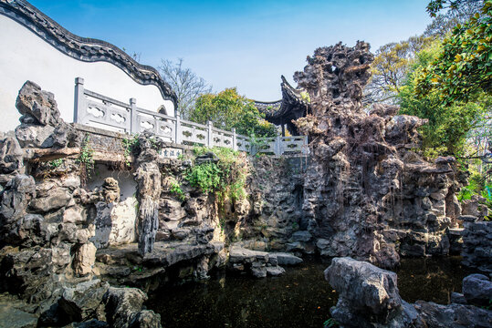 A scenic view of Yangzhou Xiaopangu