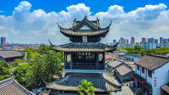 A scenic view of Yangzhou Yuchengyi