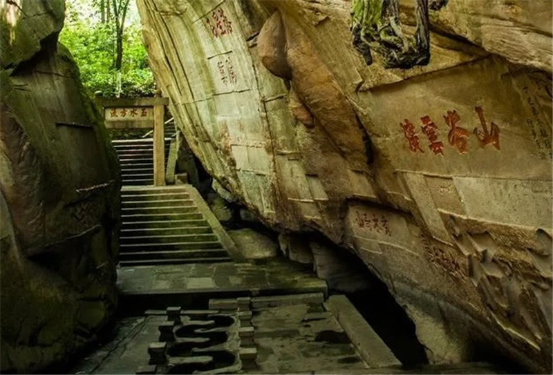 A scenic view of Yibin Liubeichi Shike