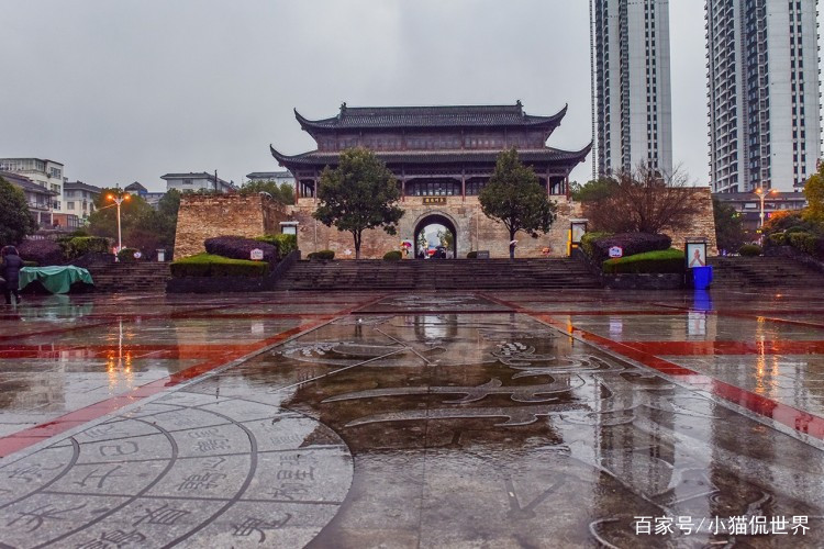 A scenic view of Yichun Yuanzhou Qiaolou