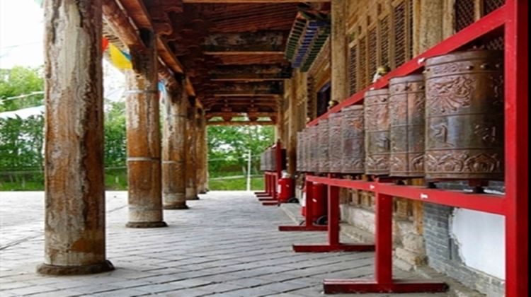 A scenic view of Yili Zhaosu Shengyou Miao