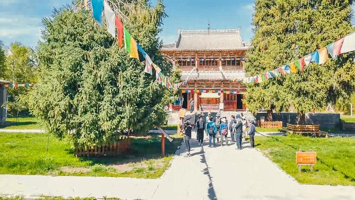 A scenic view of Yili Zhaosu Shengyou Miao
