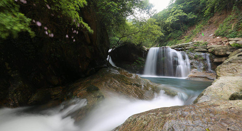 A scenic view of Yueyang Longjiaoshan Duishimuqun
