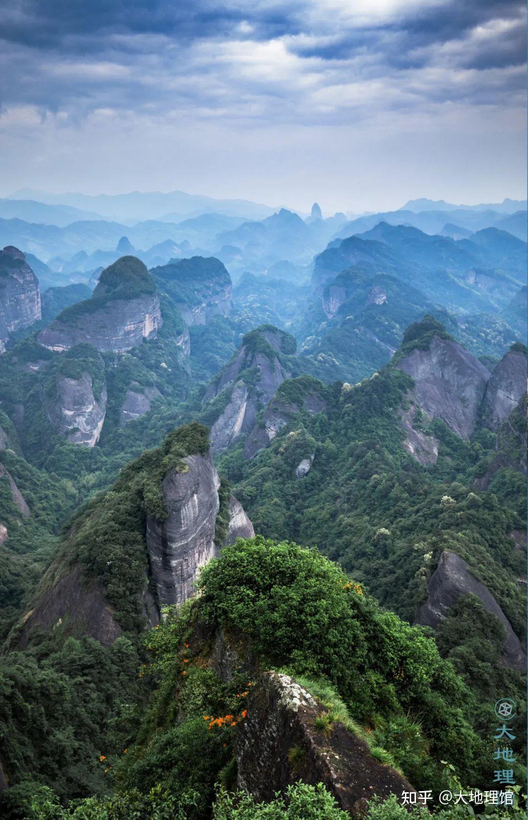 A scenic view of Yueyang Longjiaoshan Duishimuqun