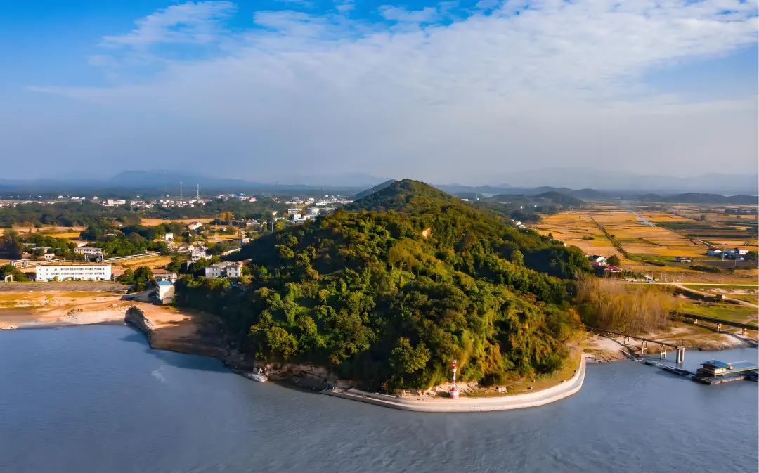 A scenic view of Yueyang Tonggushan Yizhi