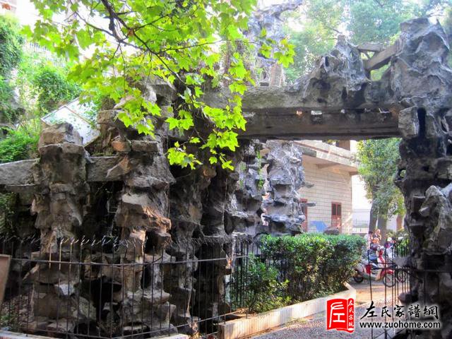 A scenic view of Yueyang Zuowenxianggong Ci