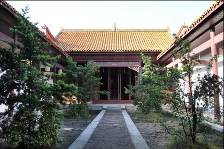 A scenic view of Yueyang Zuowenxianggong Ci