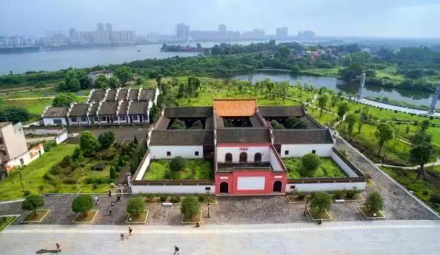 A scenic view of Yueyang Zuowenxianggong Ci