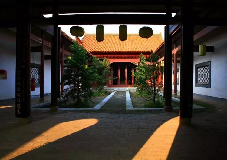 A scenic view of Yueyang Zuowenxianggong Ci