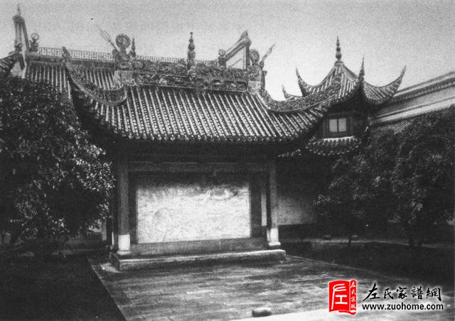 A scenic view of Yueyang Zuowenxianggong Ci