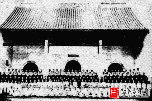 A scenic view of Yueyang Zuowenxianggong Ci
