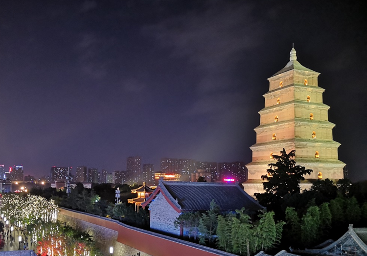 A scenic view of Yulin Hongmen Temple Pagoda