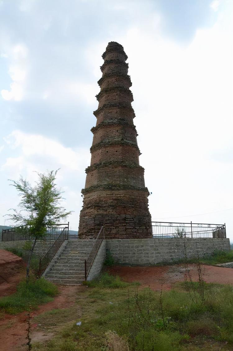 A scenic view of Yulin Hongmen Temple Pagoda