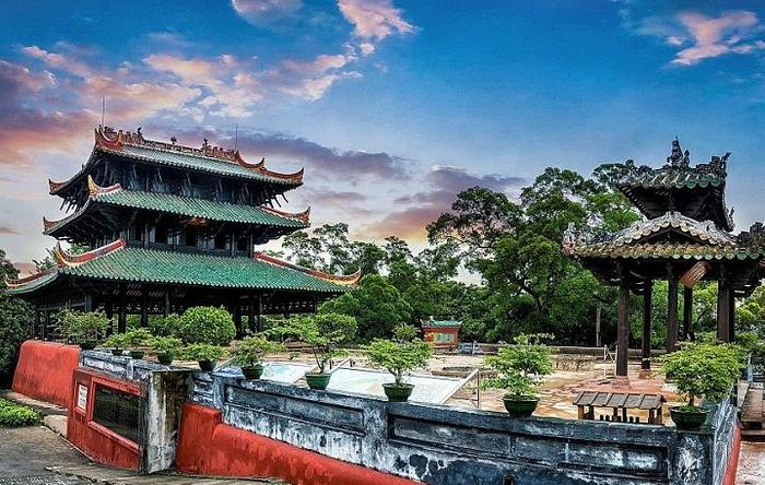 A scenic view of Yulin Jingluetai Zhenwuge