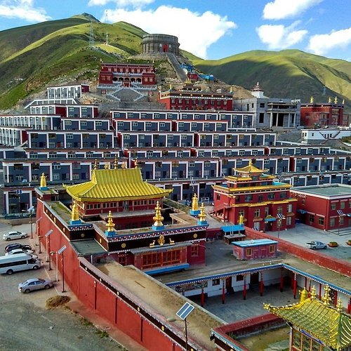 A scenic view of Yushu Beidarirulaifo Shikusi He Lebagou Moya