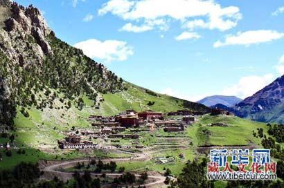 A scenic view of Yushu Gesaer Sanshi Dajiangjun Lingta He Danasi