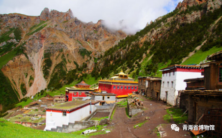 A scenic view of Yushu Gesaer Sanshi Dajiangjun Lingta He Danasi