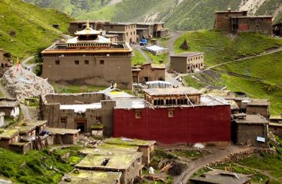 A scenic view of Yushu Gesaer Sanshi Dajiangjun Lingta He Danasi