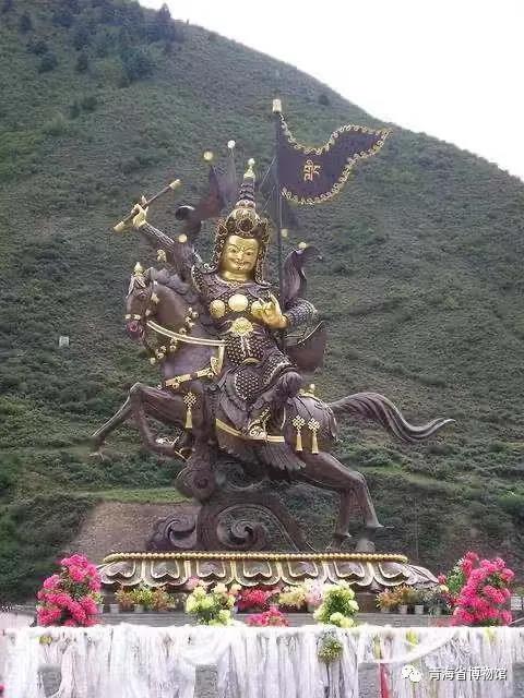 A scenic view of Yushu Gesaer Sanshi Dajiangjun Lingta He Danasi