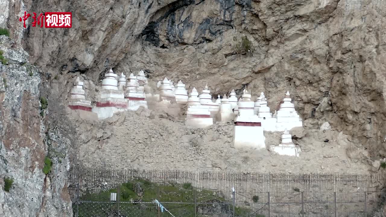 A scenic view of Yushu Gesaer Sanshi Dajiangjun Lingta He Danasi