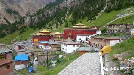 A scenic view of Yushu Gesaer Sanshi Dajiangjun Lingta He Danasi