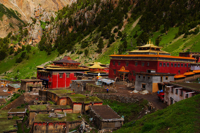 A scenic view of Yushu Gesaer Sanshi Dajiangjun Lingta He Danasi