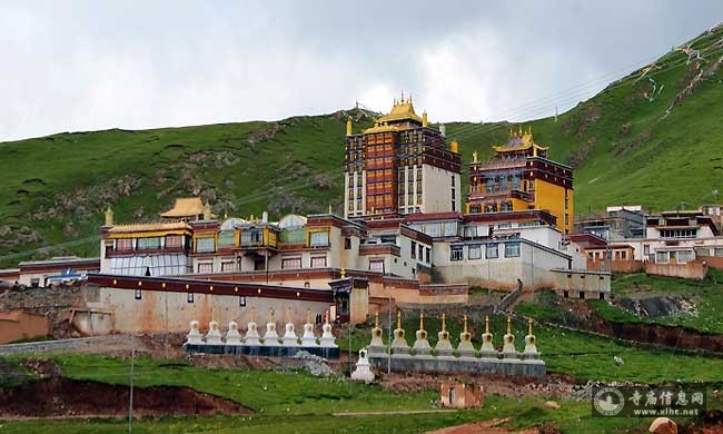 A scenic view of Yushu Gongsasi Jiuzhi Yu Zongkaba Dadian