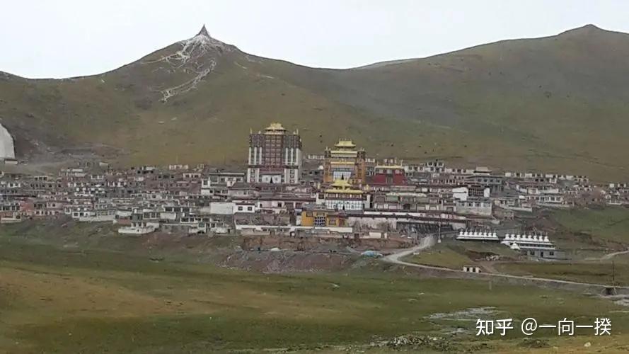 A scenic view of Yushu Gongsasi Jiuzhi Yu Zongkaba Dadian