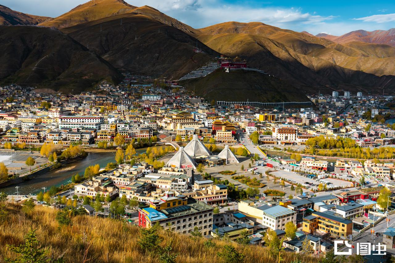 A scenic view of Yushu Gongsasi Jiuzhi Yu Zongkaba Dadian