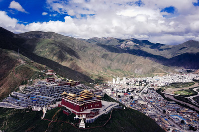 A scenic view of Yushu Gongsasi Jiuzhi Yu Zongkaba Dadian