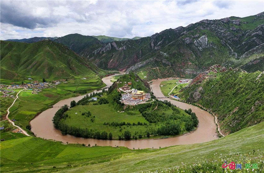 A scenic view of Yushu Gongsasi Jiuzhi Yu Zongkaba Dadian