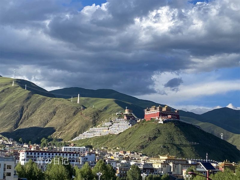 A scenic view of Yushu Gongsasi Jiuzhi Yu Zongkaba Dadian