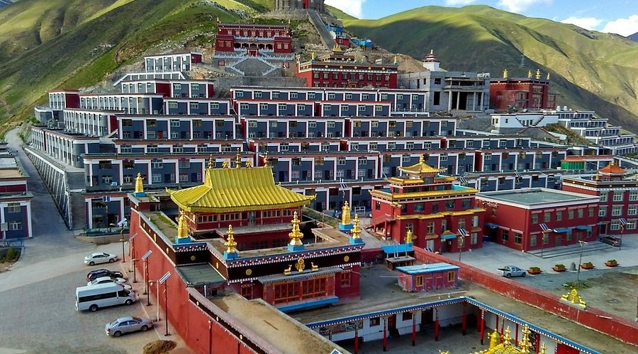 A scenic view of Yushu Gongsasi Jiuzhi Yu Zongkaba Dadian
