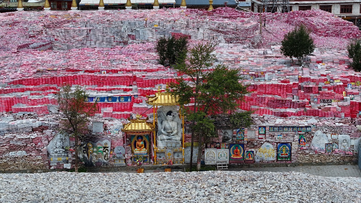 A scenic view of Yushu Xinzhai Jianamani