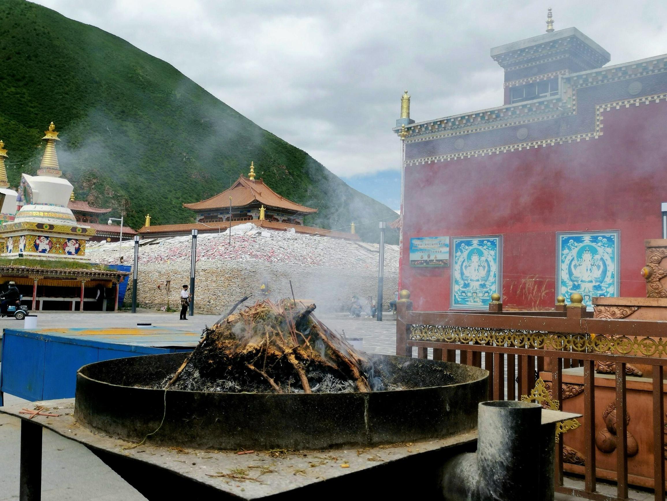 A scenic view of Yushu Xinzhai Jianamani