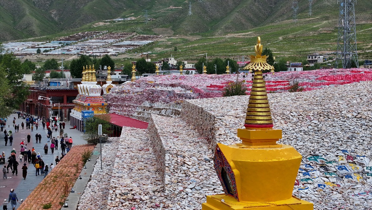 A scenic view of Yushu Xinzhai Jianamani