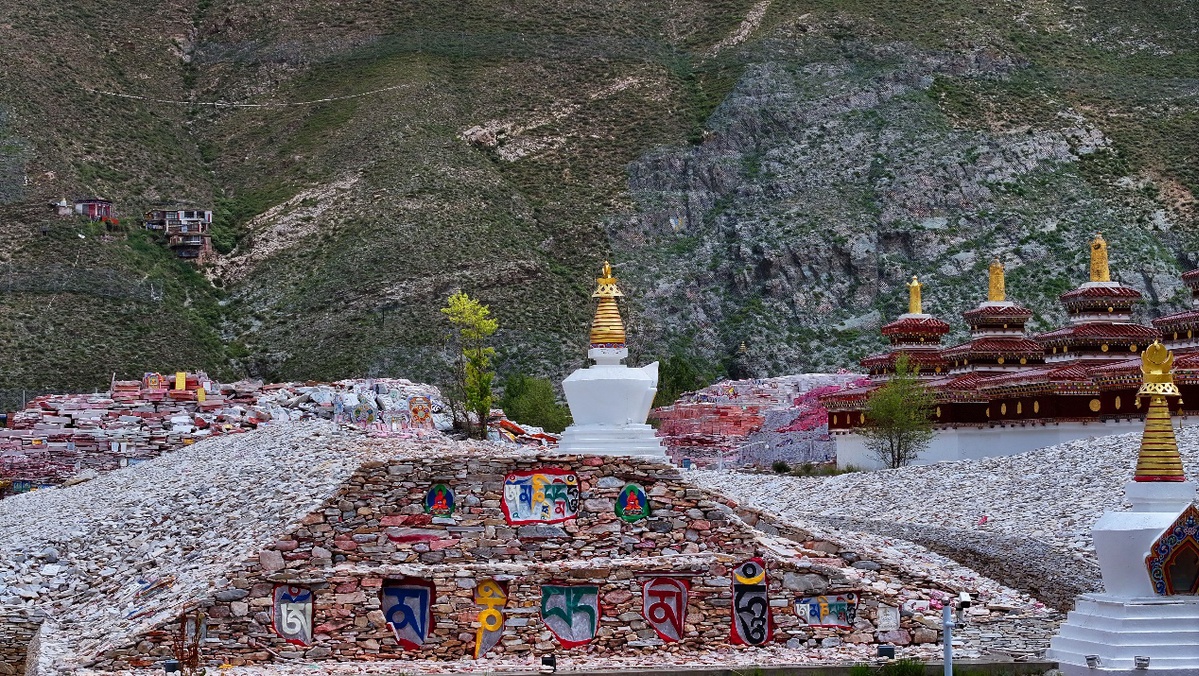 A scenic view of Yushu Xinzhai Jianamani
